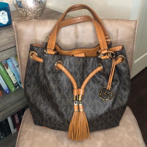 Michael Kors Handbags - Michael Kors Frankie Large Drawstring Shoulder Bag